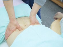 접수 카운터에 예약 안내 카드와 전화기가 놓여 있는 매장 내부 손 부분 사진